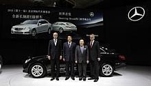 Dieter Zetsche, Daimler-Vorstand und Leiter Mercedes-Benz Cars, Chairman Xu (BAIC), CK Lau (Lei Shing Hong), und Ulrich Walker, Head of Daimler North East Asia während der Auto China 2010. Foto: MB/auto-reporter.net 